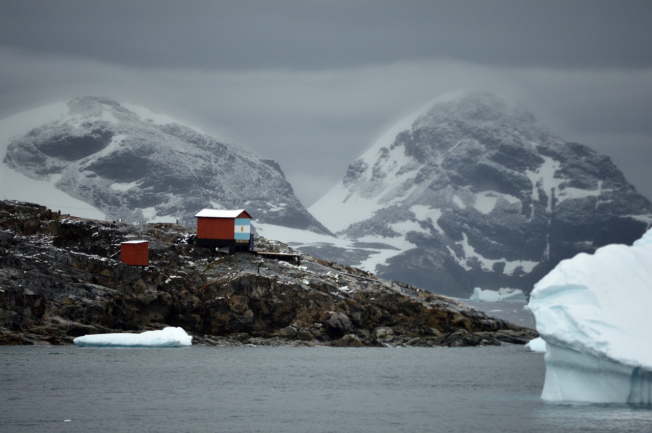 antarctica, base, scientists-3883212.jpg
